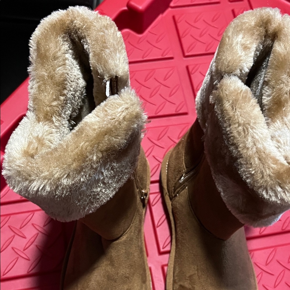 Brand new without the tags or box. Cozy Tan kids Boots. Size 3. Didn’t wear it.